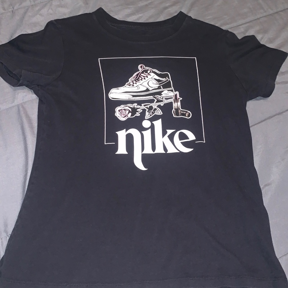 Selling a Nike tee shirt brand new!! Only for $5 dollars please lmk !